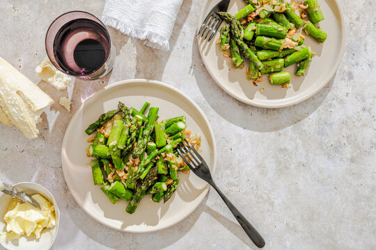 Green asparagus baked with smoked salmon