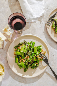 Green asparagus baked with smoked salmon