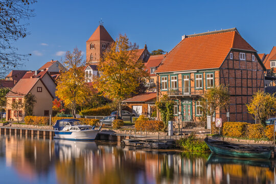Boot an Anlegestelle in der Altstadt von Plau am See am Fluss Elde im Herbst