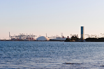 Obraz premium Long Beach Harbor and Port Skyline