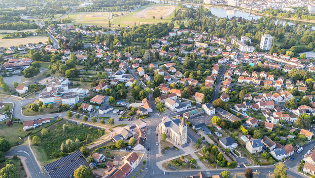 Vue a&eacute;rienne de Bellerive-sur-Allier et de l&rsquo;hippodrome de Vichy au coucher du soleil