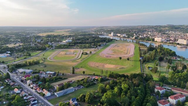 Vue a&eacute;rienne de l&rsquo;hippodrome de Vichy au coucher du soleil, Allier, France