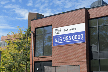 Naklejka premium Avison Young For Lease banner sign on the exterior of 170 Perth Av, Toronto