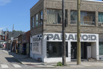 Naklejka premium exterior building and sign of PARANOID Streetwear Store located at 640 Dundas St W, Toronto