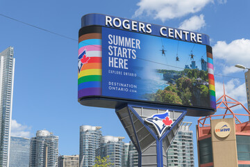Fototapeta premium Toronto Rogers Centre Gardiner LED Pylon (located at Rees St & Bremner Blvd) with advertisement for Ontario Destinations travel / Toronto Blue Jays