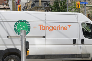 Naklejka premium Bike Share Toronto service vehicle on Dundas St W near McCaul St
