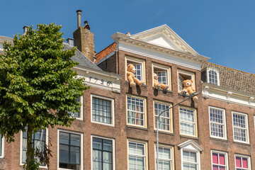 Obraz premium Middelburg, Netherlands. Historic canal houses with oversized teddy bears in windows in Dutch city center