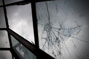 Gebrochenes Fenster  © LukasSebastian