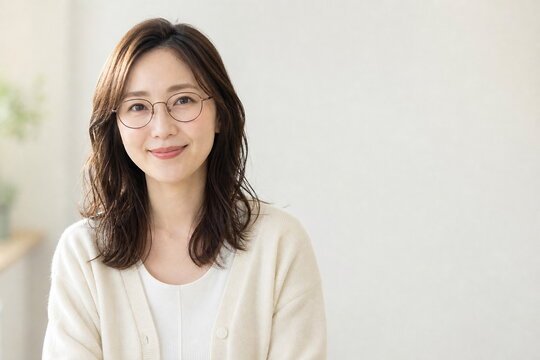 教育コンテンツ向けのメガネ女性と右余白のポートレート
