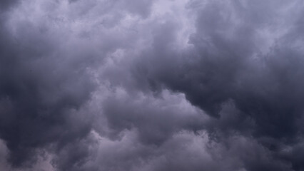Fototapeta premium Dramatic clouds background Dark Storm Clouds Roiling Overhead, Heavy Charcoal Formations, Low Light, Winddriven Motion, Dramatic Atmosphere Suited For Weather, Cinematic, Or Editorial Use