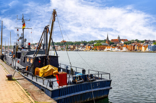 Flesburg an der Flensburger F&ouml;rde, Altstadt und Schiffe im F&ouml;rdehafen/auf der F&ouml;rde