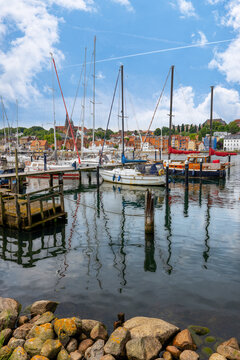 Flesburg an der Flensburger F&ouml;rde, Altstadt und Schiffe im F&ouml;rdehafen/auf der F&ouml;rde
