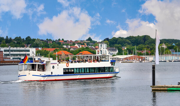 Flesburg an der Flensburger F&ouml;rde, Altstadt und Schiffe im F&ouml;rdehafen/auf der F&ouml;rde