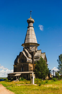 Wooden church varzuga murmansk with kola peninsula travel background