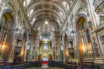 Fototapeta premium Enquadramento médio dos altares secundários pintados e púlpito na Igreja do Santíssimo Sacramento da Antiga Sé