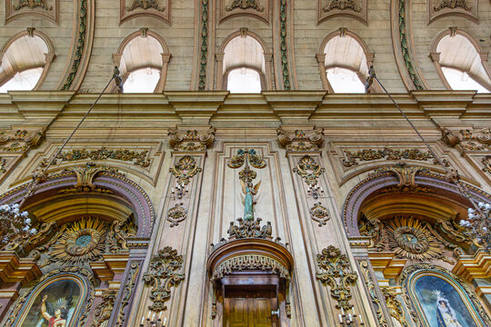 Detalhes das colunas de m&aacute;rmore, entalhe de anjo e janelas na Igreja do Sant&iacute;ssimo Sacramento da Antiga S&eacute;