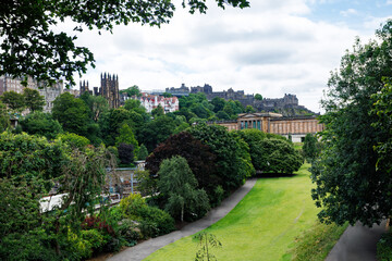 Obraz premium Parkside view of Edinburgh castle and city skyline from gardens