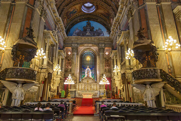 Naklejka premium Altar-mor imponente ladeado por púlpitos esculpidos com figuras de anjos na Igreja da Candelária