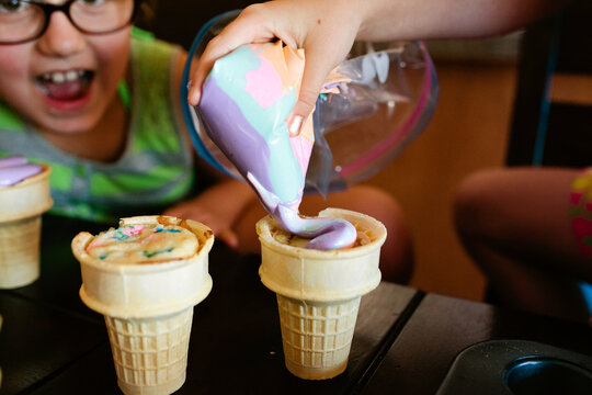 children filling ice cream cones