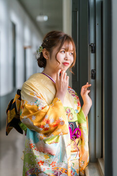 レトロ,アンティークな洋館,スタジオの窓辺にいる振袖姿の二十歳の女性