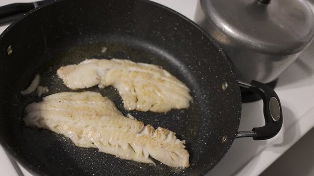 Faites cuire le poisson. De l'aiglefin &agrave; la po&ecirc;le.