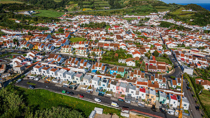 Obraz premium Aerial panorama of a coastal village with residential property development and modern neighborhood layout