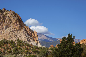 Fototapeta premium Rocky Mountains from the view of the stunning red rocks from the Garden of the Gods in Colorado Springs, Colorado