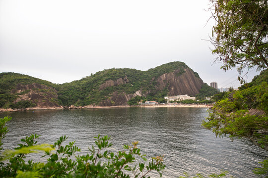 Vista panor&acirc;mica da enseada da Praia Vermelha emoldurada por vegeta&ccedil;&atilde;o na Urca, Rio de Janeiro, Brasil