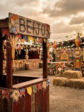 Barraca do beijo de madeira em festa junina,  festa caipira