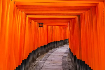 Fototapete Torii Tore Fushimi Inari torii tunnel pathway, Kyoto, Japan  © Akatsuki