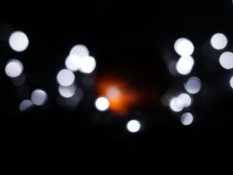 Un fondo abstracto de luces de navidad de diferentes colores en la oscuridad. Desenfoque bokeh