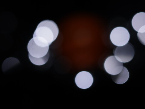 Un fondo abstracto de luces de navidad de diferentes colores en la oscuridad. Desenfoque bokeh