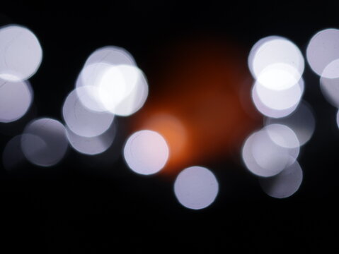 Un fondo abstracto de luces de navidad de diferentes colores en la oscuridad. Desenfoque bokeh
