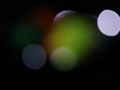 Un fondo abstracto de luces de navidad de diferentes colores en la oscuridad. Desenfoque bokeh