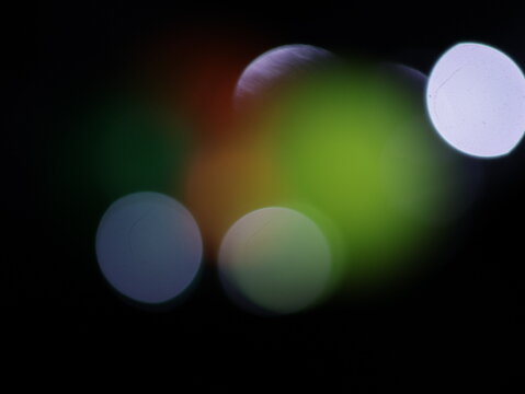 Un fondo abstracto de luces de navidad de diferentes colores en la oscuridad. Desenfoque bokeh