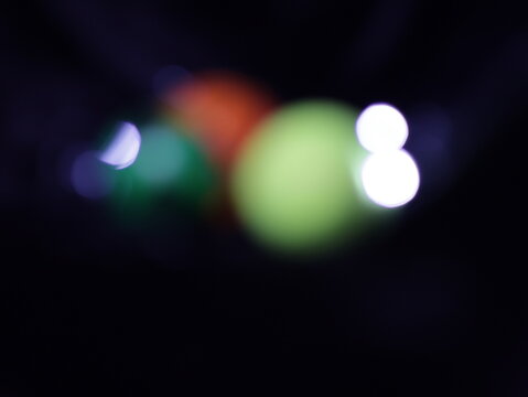 Un fondo abstracto de luces de navidad de diferentes colores en la oscuridad. Desenfoque bokeh