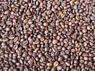 Fototapeta premium Macro shot of roasted dark roast Robusta coffee beans texture