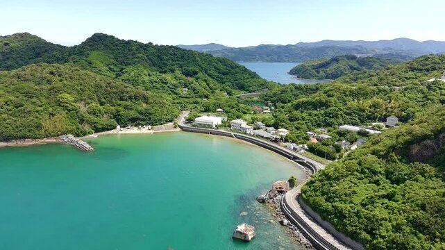 和歌山県広川町の美しい樫長海岸と緑豊かな山々を望む爽快な空撮