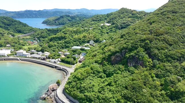 和歌山県広川町・樫長海岸の美しい海と緑豊かな森を望む空撮
