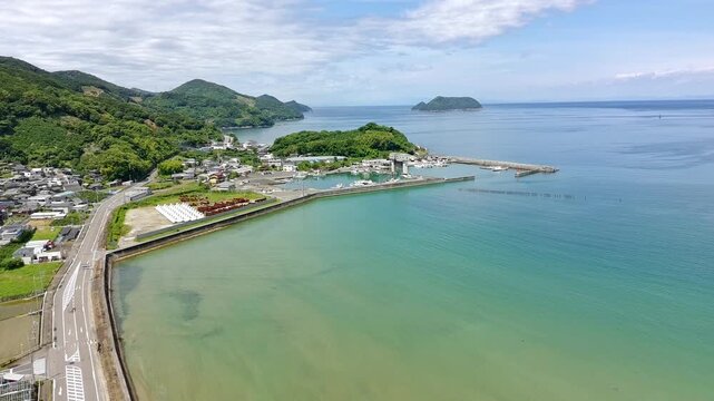 和歌山県広川町・唐尾漁港の美しい海と港、豊かな緑を望む広大な空撮
