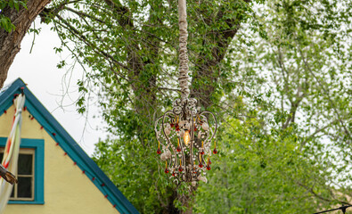 Fototapeta premium Decorative chandelier suspended outdoors creates concepts of creative design, outdoor living, and artistic spaces.