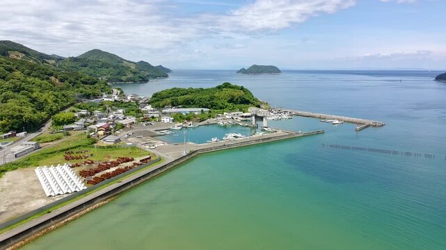 和歌山県広川町・唐尾漁港の美しい海と港、豊かな緑を望む全景の空撮
