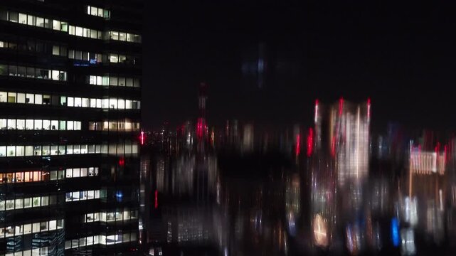 移動中のエレベーター越しに見る東京の光景