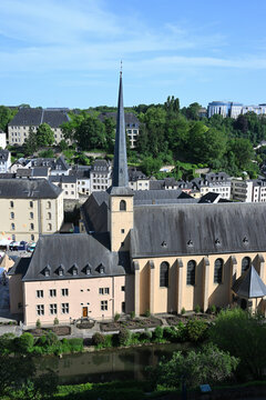 malerische Aussicht auf den Stadtteil Grund in Luxemburg-Stadt mit der Bock-Felsen und die Festungsmauern,  Abtei Neum&uuml;nster und die Kirche Saint-Jean-du-Grund