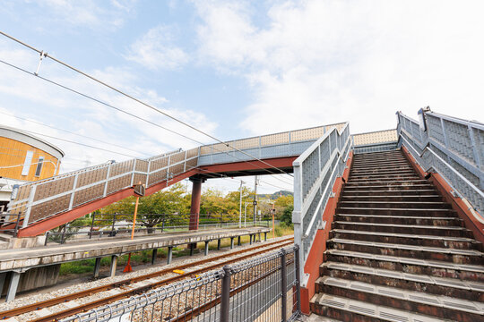 ローカル駅にあるホーム間を行き来する歩道橋