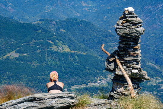 Escursionista si gode la vista sulle Cento Valli dalla vetta del Pizzo Leone, Alpi Lepontine