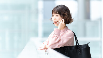 スマートフォンで通話するビジネスウーマン, Businesswoman Talking on a Smartphone © Trickster*
