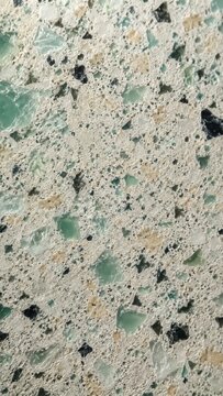 Terrazzo clair avec fragments verts et noirs