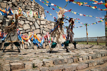 Fototapeta premium Dancers performing Mongolian shamanic rituals on the grasslands