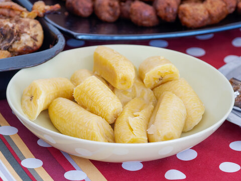 Bananes plantains bouillies servies dans un plat lors d&rsquo;un repas familial africain